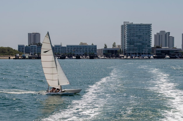 Embarcações de recreio à vela em frente à marina de Tróia Portugal