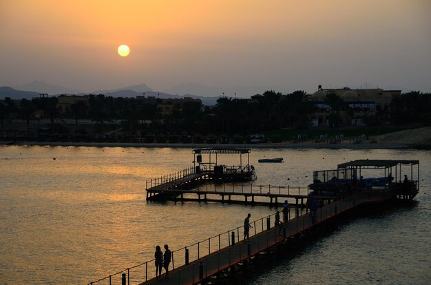 Embarcadero junto al mar al atardecer