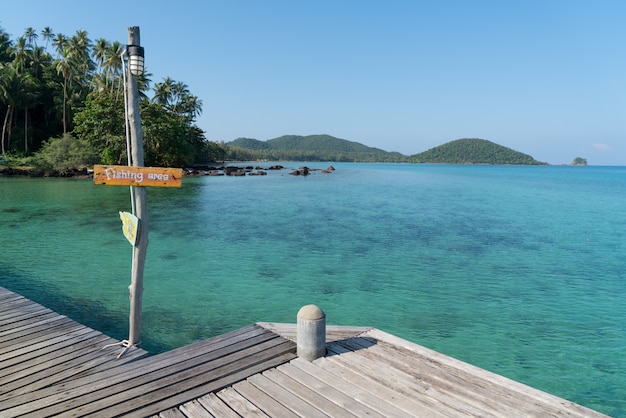 Embarcadero de madera con el fondo azul del mar y del cielo del verano en Phuket, Tailandia.