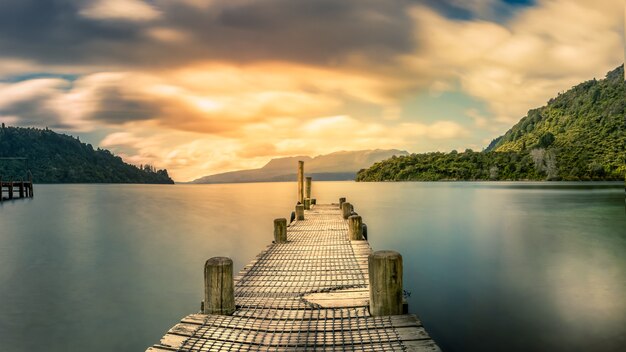 Foto el embarcadero de madera del lago tarawera