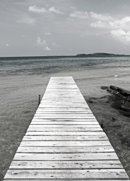 Embarcadero de madera en el mar tropical