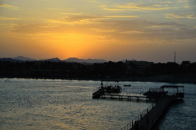 Embarcadero en el mar después del atardecer