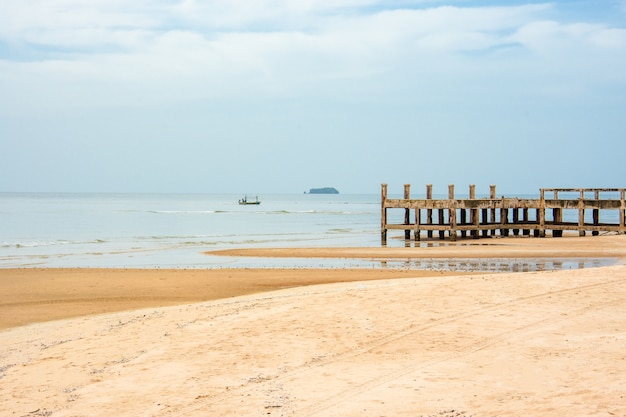 Embarcadero en la playa