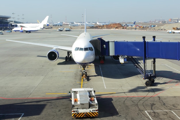 Embarcar em uma aeronave em um aeroporto