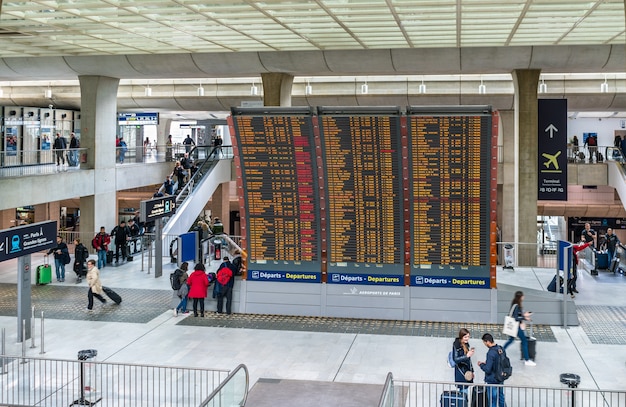 Embarque de llegadas y salidas en el aeropuerto Charles de Gaulle. CDG es el segundo aeropuerto más transitado de Europa