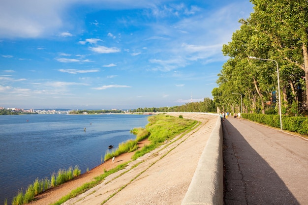 Embarque no rio Angara no centro da cidade de Irkutsk, Rússia