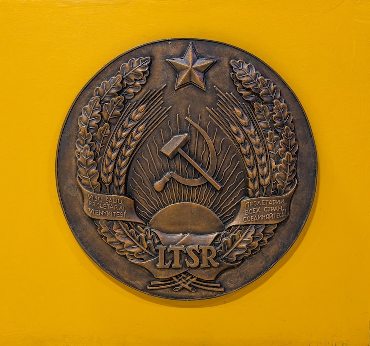 Foto el emblema estatal de la república socialista soviética de lituania. druskininkai, lituania