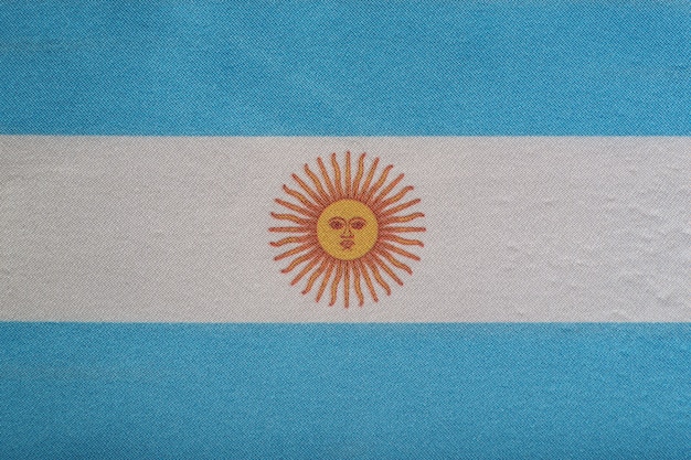 Emblema nacional da argentina. bandeira da argentina em close-up. bandeira branca e azul com sol.