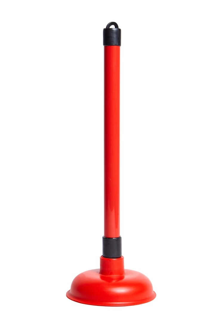 Émbolo de goma con mango rojo aislado sobre fondo blanco. Herramienta para limpiar obstrucciones de desagües