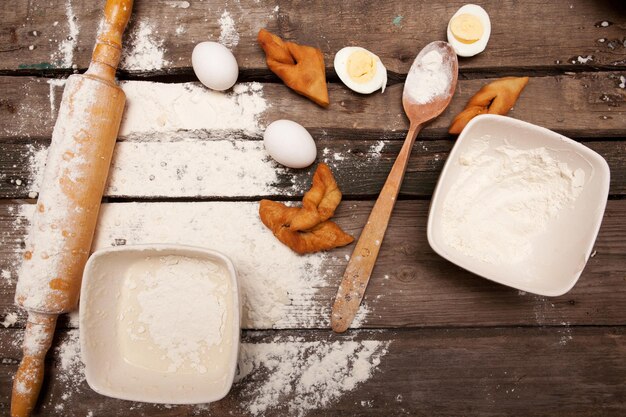 Foto Émbolo de harina de huevos para hornear en cocina rural en mesa de madera vintage