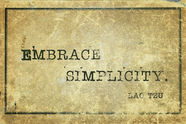 Embrace Einfachheit altchinesischer Philosoph Lao Tzu Zitat auf Grunge Vintage Karton gedruckt