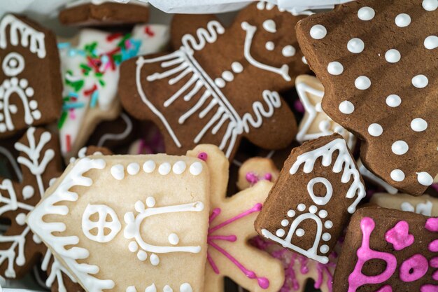 Embrulhar biscoitos de Natal caseiros de gengibre e açúcar para presentes.