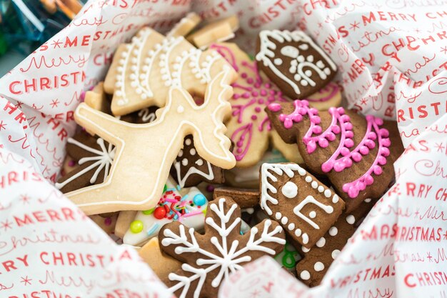 Embrulhar biscoitos de Natal caseiros de gengibre e açúcar para presentes.