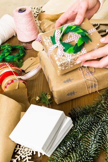 Embrulhar presentes de Natal em papel pardo reciclado com estilo vintage em casa.