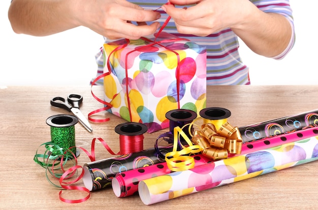 Foto embrulhar presentes rodeados por papel, fita e laços
