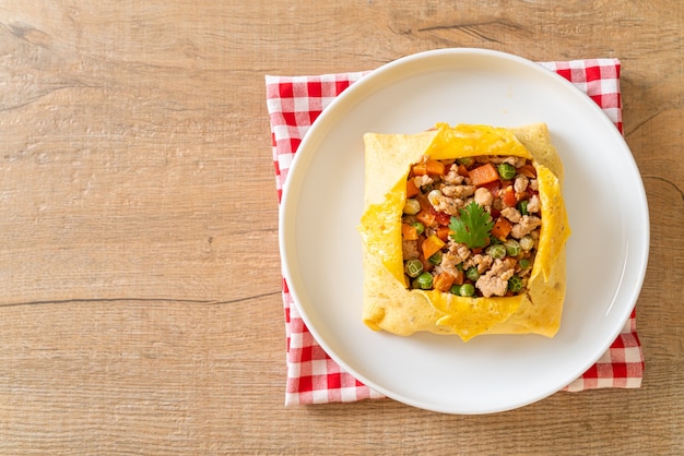 embrulho de ovo ou ovo recheado com carne de porco picada, cenoura, tomate e ervilha