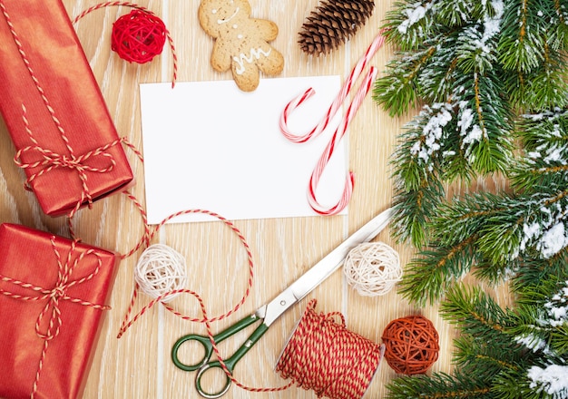 Embrulho de presentes de natal e cartão de felicitações