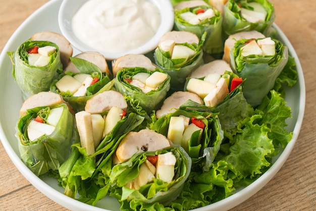 embrulho de vegetais ou rolos de salada com molho de salada cremoso - estilo de comida saudável