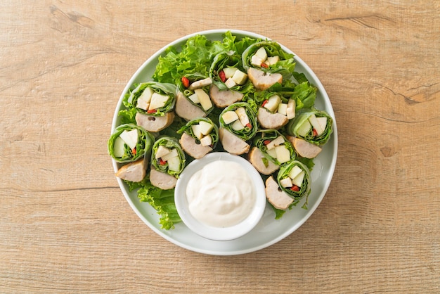 Embrulho de vegetais ou rolos de salada com molho de salada cremoso - estilo de comida saudável