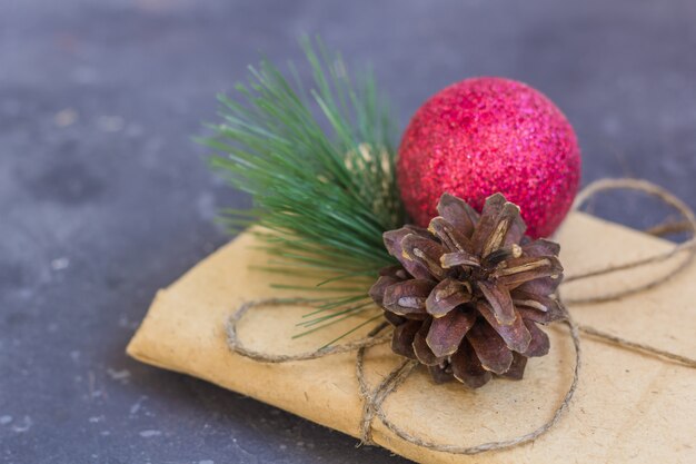 Embrulho em papel kraft com decoração de natal