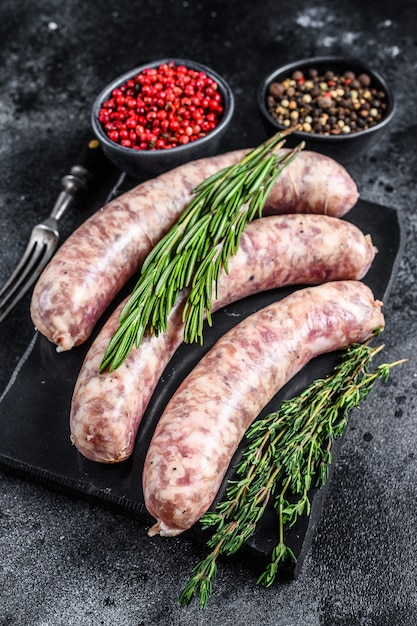 Embutidos de carne de cerdo casera cruda en pieles con hierbas