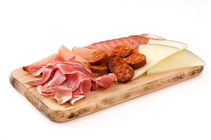 Foto embutidos españoles embutidos queso, chorizo y jamón sobre blanco