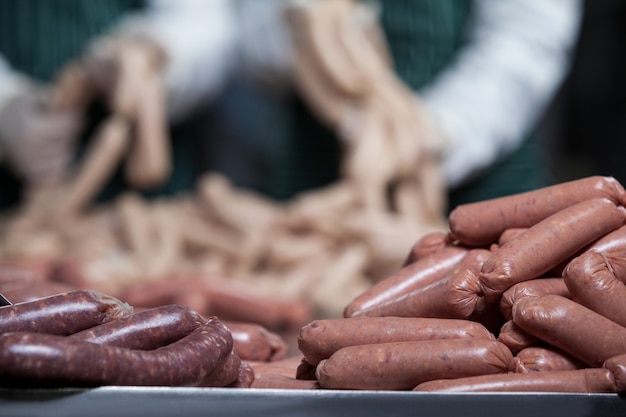 Embutidos en fábrica de carne