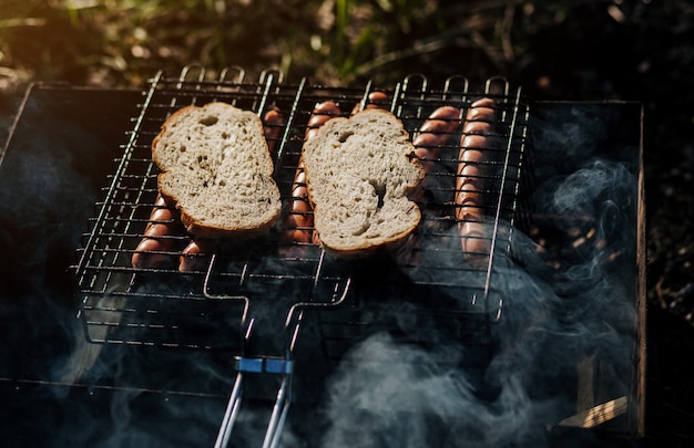 Embutidos a la plancha y pan a la plancha. picnic al aire libre