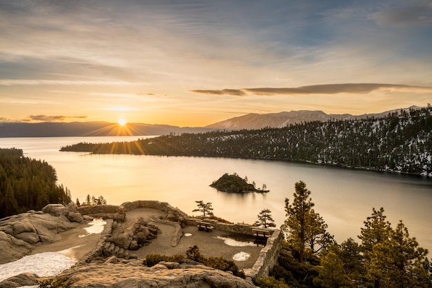 Emerald bay em lake tahoe com neve nas montanhas