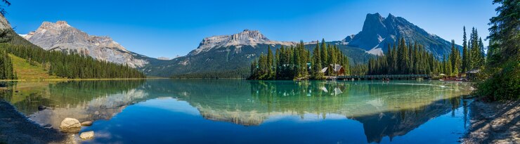 Foto emerald lake-panoramablick im sonnigen sommertag