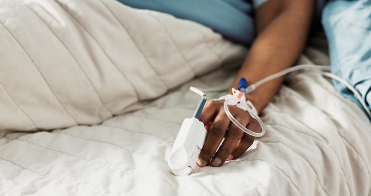 Foto emergência de gotejamento intravenoso e mão do paciente em um hospital após tratamento cirúrgico e operação em uma clínica dormindo cuidados de saúde de perto e pessoa em emergência médica para suporte de vida e medicina de recuperação