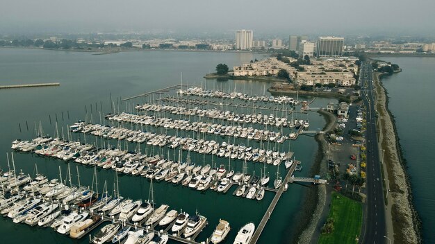 Emeryville, Kalifornien, EUA - 28. August 2018 - Segelboote und Yachten an den Docks der Emeryville Marina geparkt