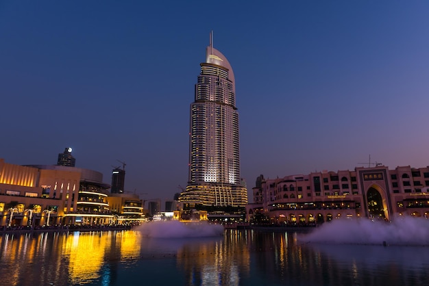 Emirados Árabes Unidos, DUBAI - 1º DE JANEIRO: Mostra de fontes de Dubai no Dubai Mall em 1º de janeiro de 2015