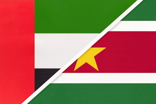 Foto emiratos árabes unidos o eau y surinam, símbolo de dos banderas nacionales de textil.