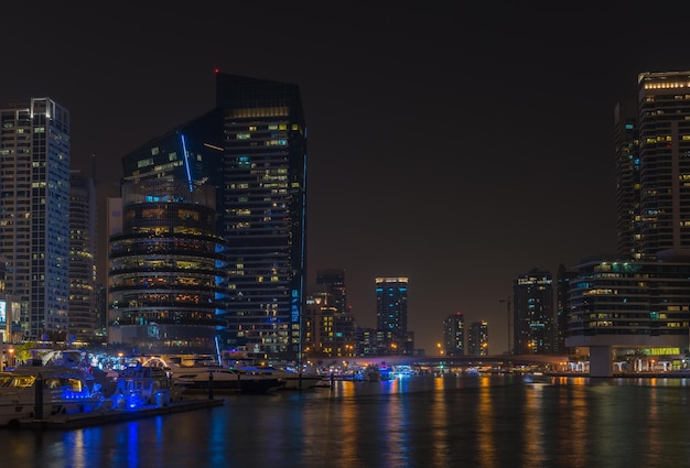 Emiratos Árabes Unidos, Dubai - 31 de diciembre: vista nocturna de Dubai Marina, Emiratos Árabes Unidos - el puerto deportivo artificial más grande del mundo el 31 de diciembre de 2014