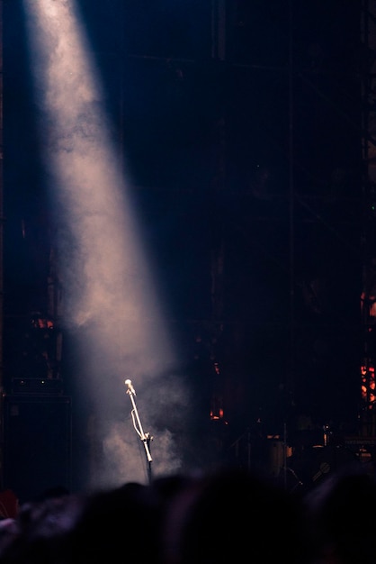 Foto emisión de humo en el escenario durante un concierto de música