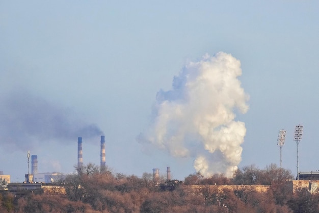 Emisión de humos industriales de las chimeneas de las fábricas. Zaporozhye, Ucrania. El concepto del problema de la protección del medio ambiente. La contaminación del aire