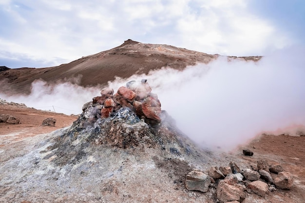 Emisión de vapor de la fumarola en el área geotérmica de hverir en namafjall