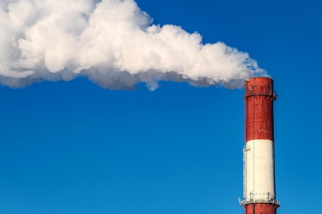 Foto emisiones de humo de la tubería de fábrica ecología pobre industria planta metalúrgica mañana humo