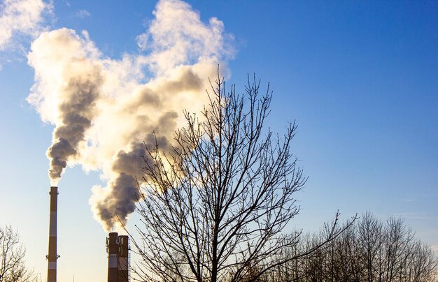 Emissão de fumo e vapores da chaminé de uma instalação industrial para o ambiente