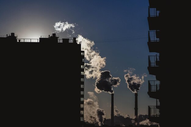 Emissão de paisagem para a atmosfera de tubulações industriais