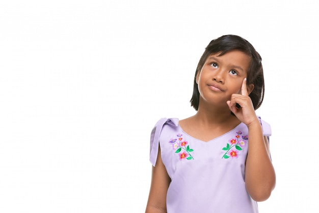 Emoção de pensamento da menina escura asiática bonito na face.