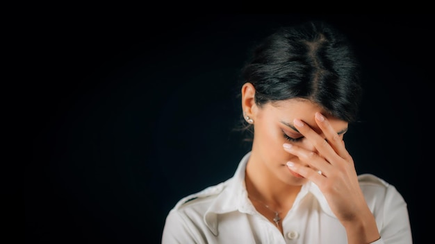 Emoção Vergonha Cara de uma bela jovem vergonhosa expressando vergonha retrato de estúdio preto fundo