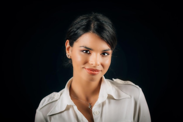 Emoción Amor Rostro de una hermosa joven feliz enamorada estudio retrato fondo negro