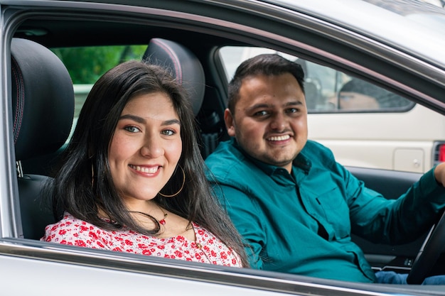 Emoción de coche nuevo Objetivo de la relación cumplido