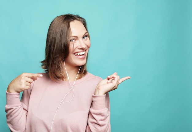 Emoción de estilo de vida y concepto de personas mujer joven vestida casualmente haciendo muecas a la cámara