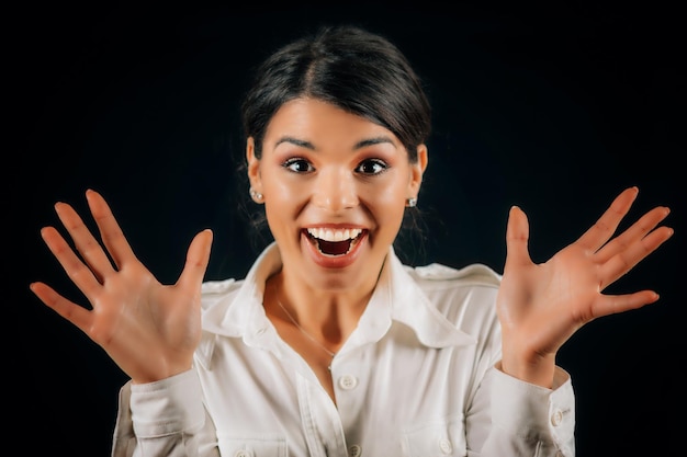 Emoción Sorpresa Hermosa joven sintiéndose sorprendida o expresando sorpresa estudio retrato fondo negro