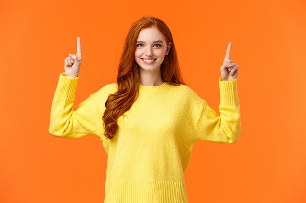 Emocionada y asertiva, una mujer pelirroja confiada y sonriente sabe exactamente lo que necesita para las vacaciones de invierno