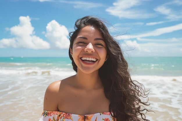 Emocionada y elegante mujer hispana latina parada en la playa