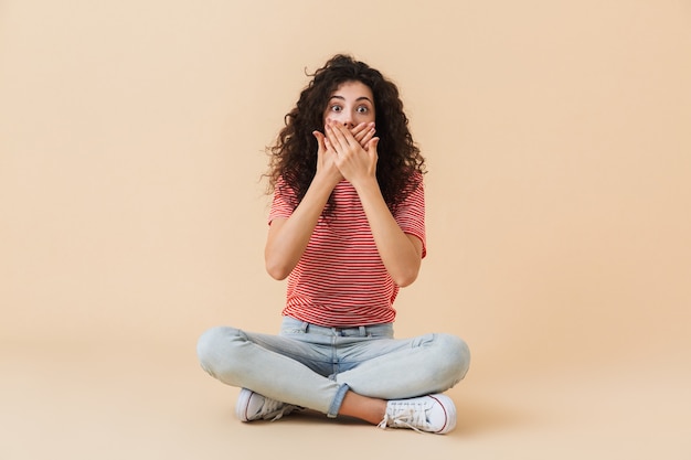 Emocionada joven sorprendida aislada